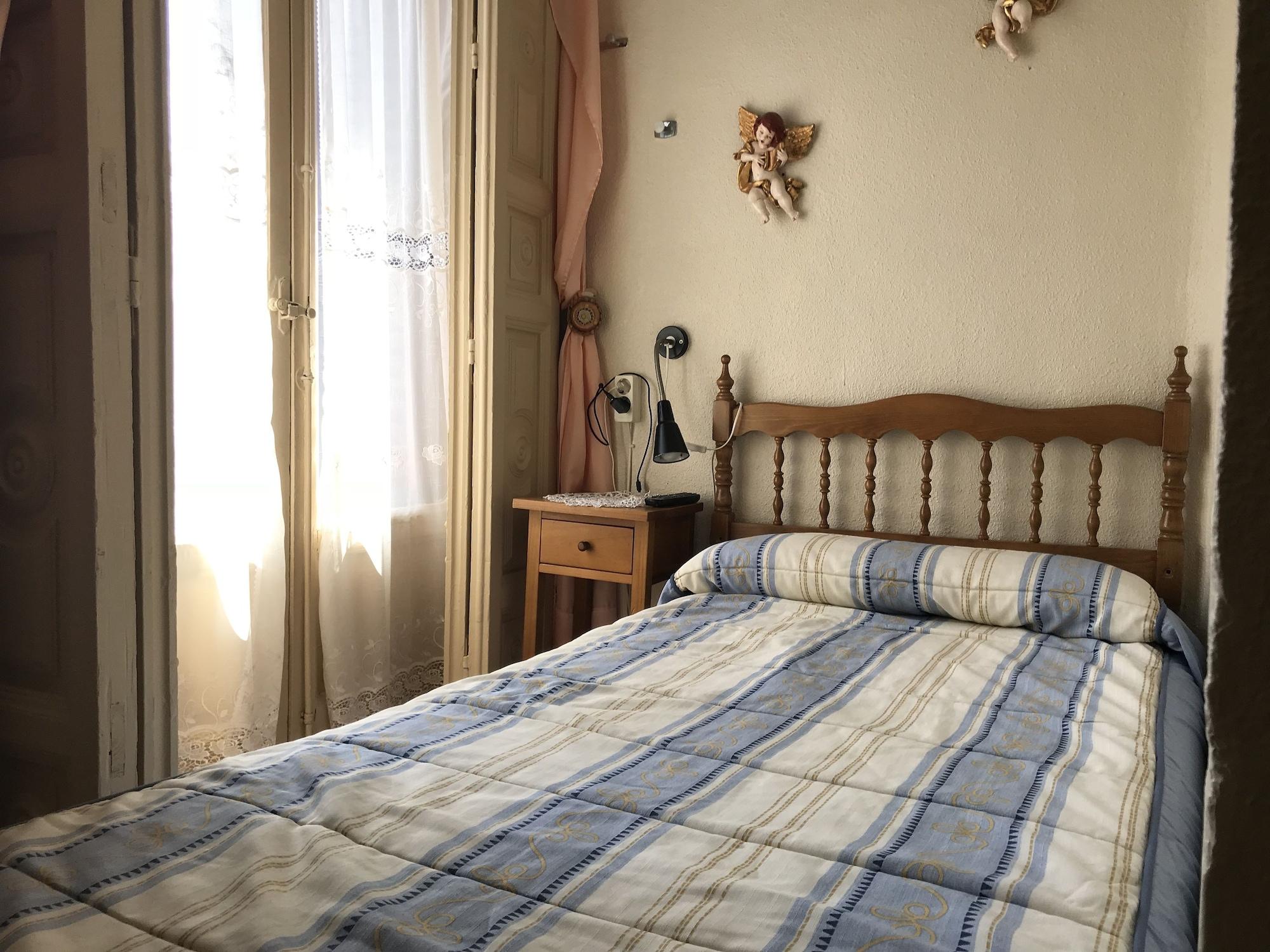 Rc Miguel Angel Hostel Madrid Buitenkant foto A bedroom in a Spanish hotel