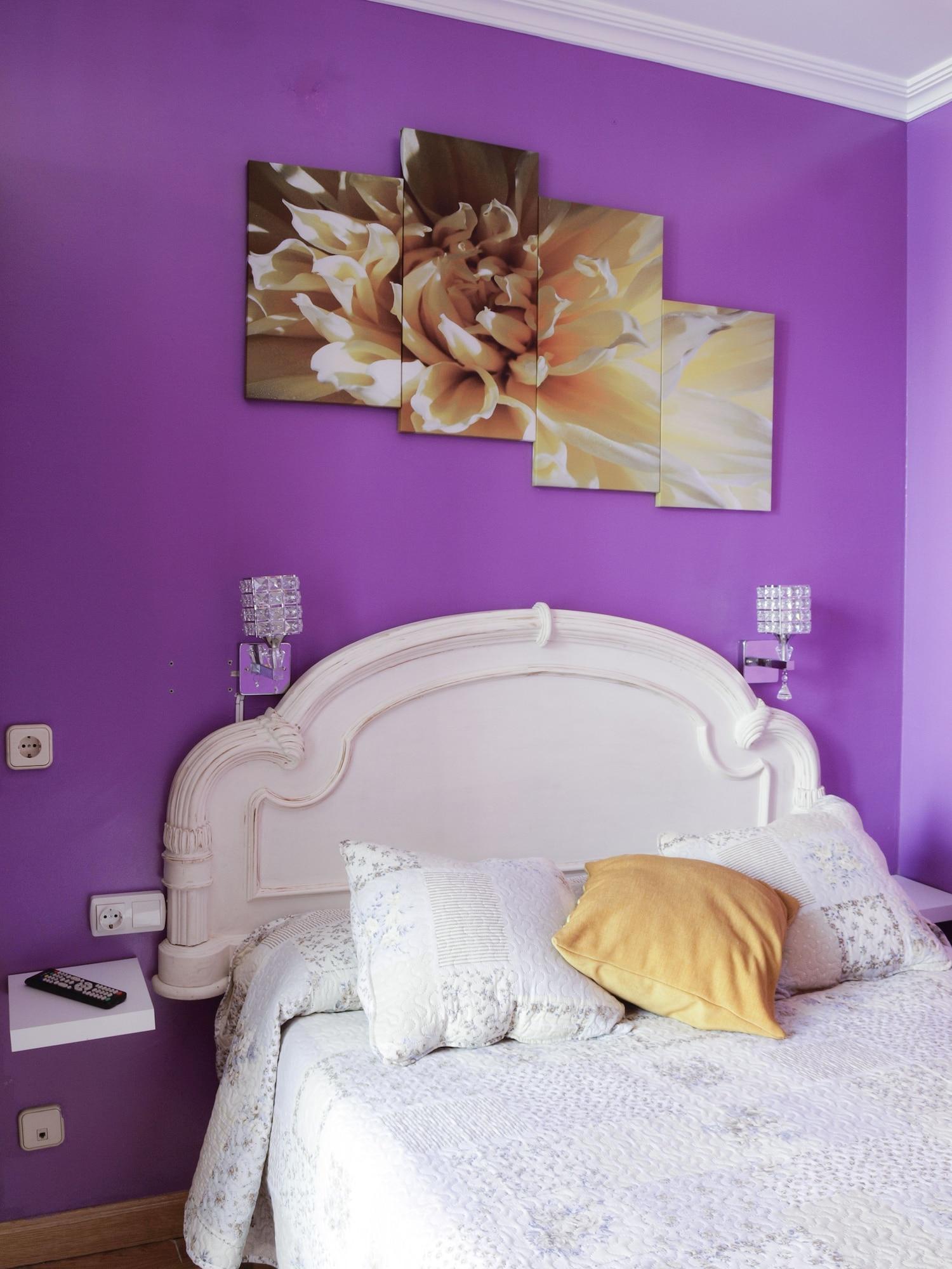 Rc Miguel Angel Hostel Madrid Buitenkant foto Purple bedroom