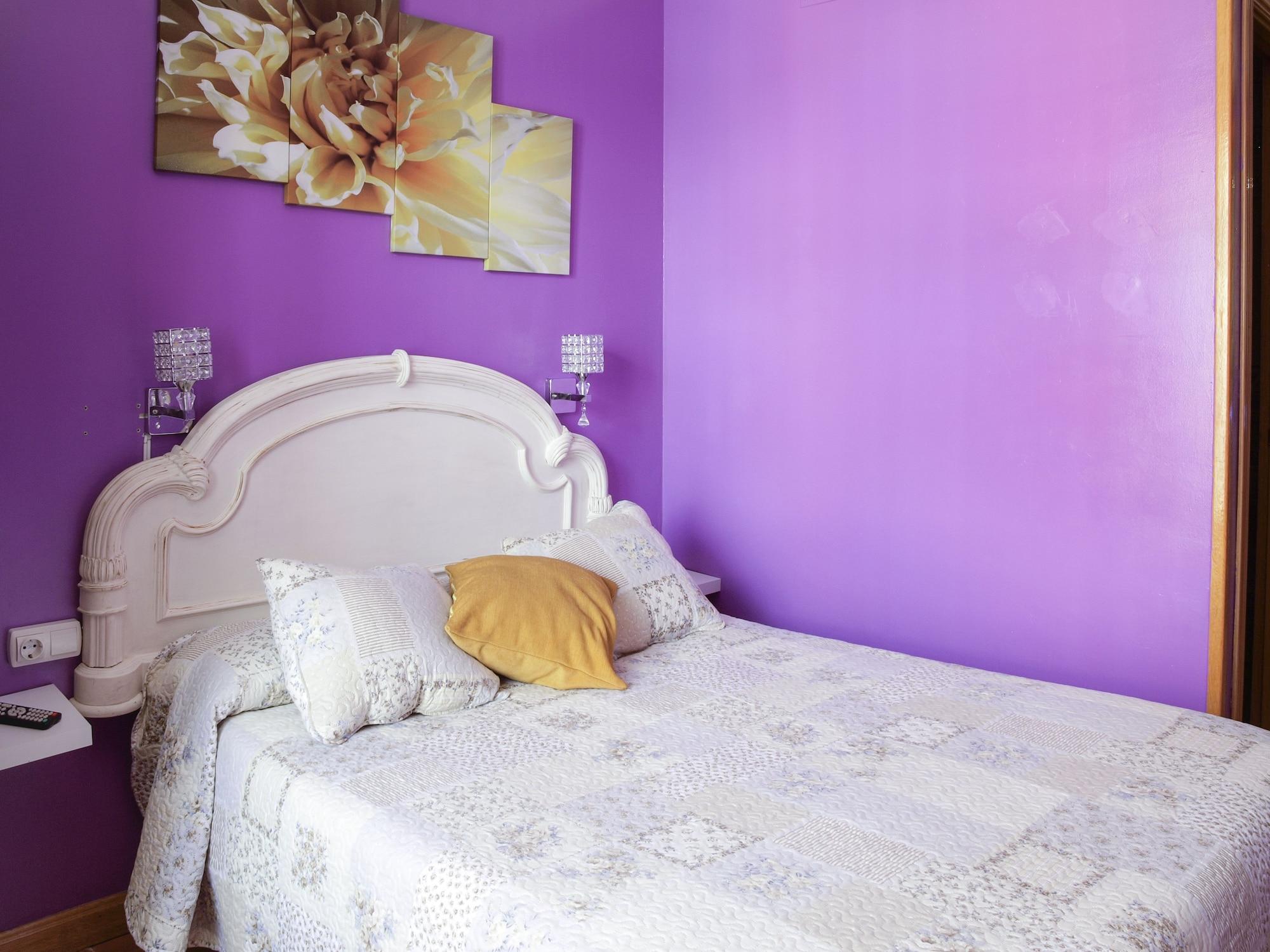 Rc Miguel Angel Hostel Madrid Buitenkant foto A bedroom with purple walls