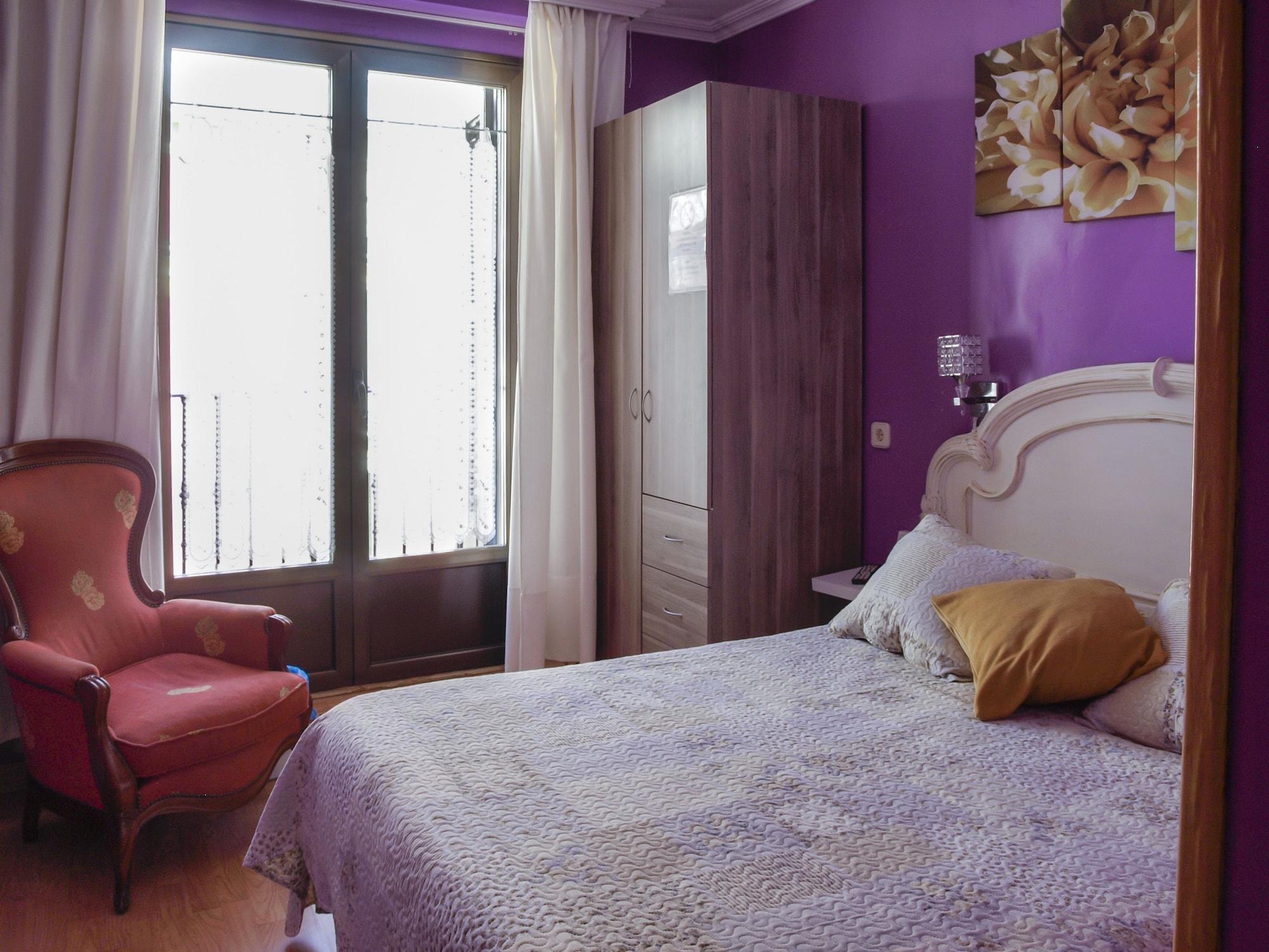 Rc Miguel Angel Hostel Madrid Buitenkant foto A bedroom in a Spanish hotel