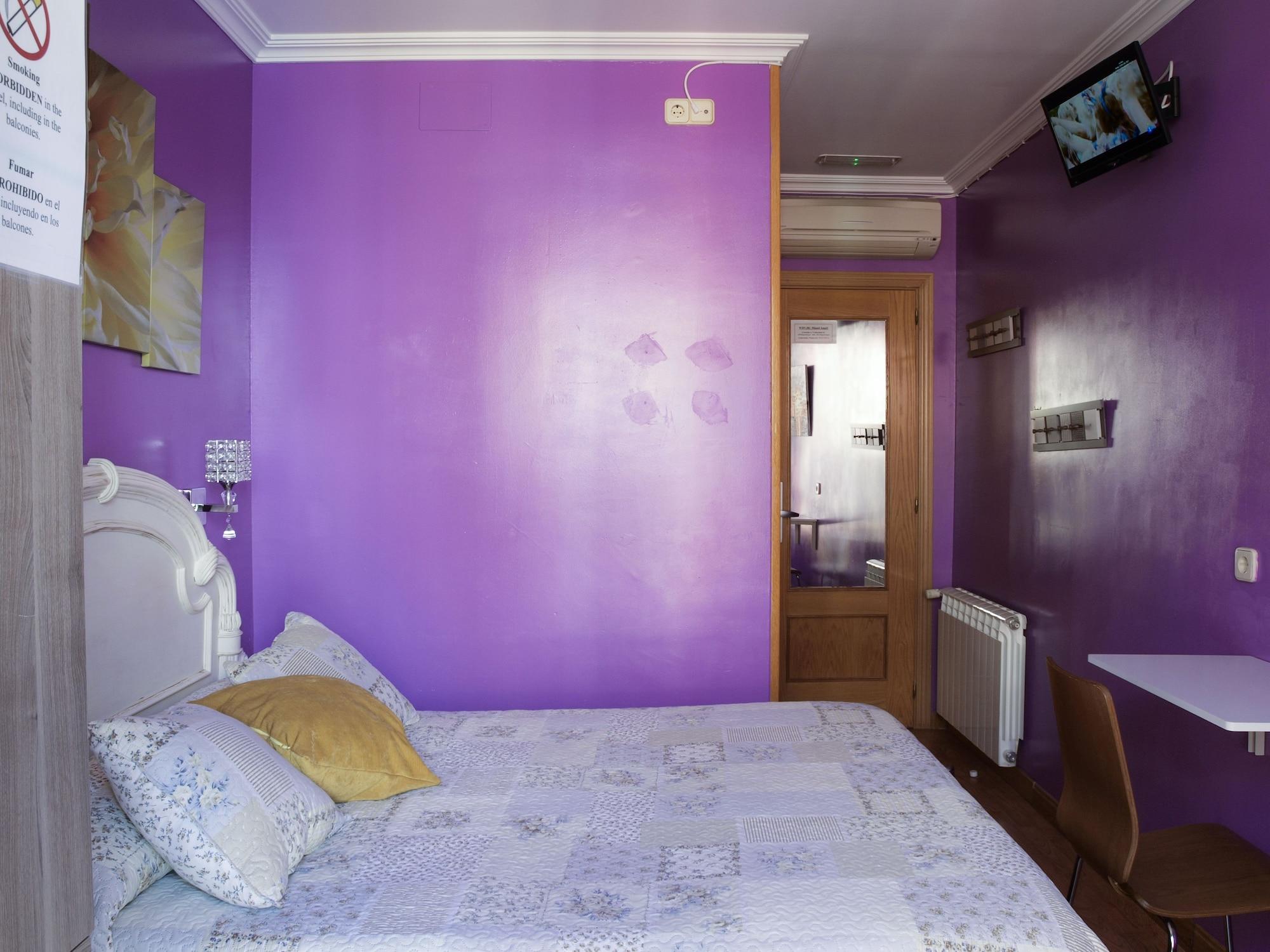 Rc Miguel Angel Hostel Madrid Buitenkant foto A room at the hotel