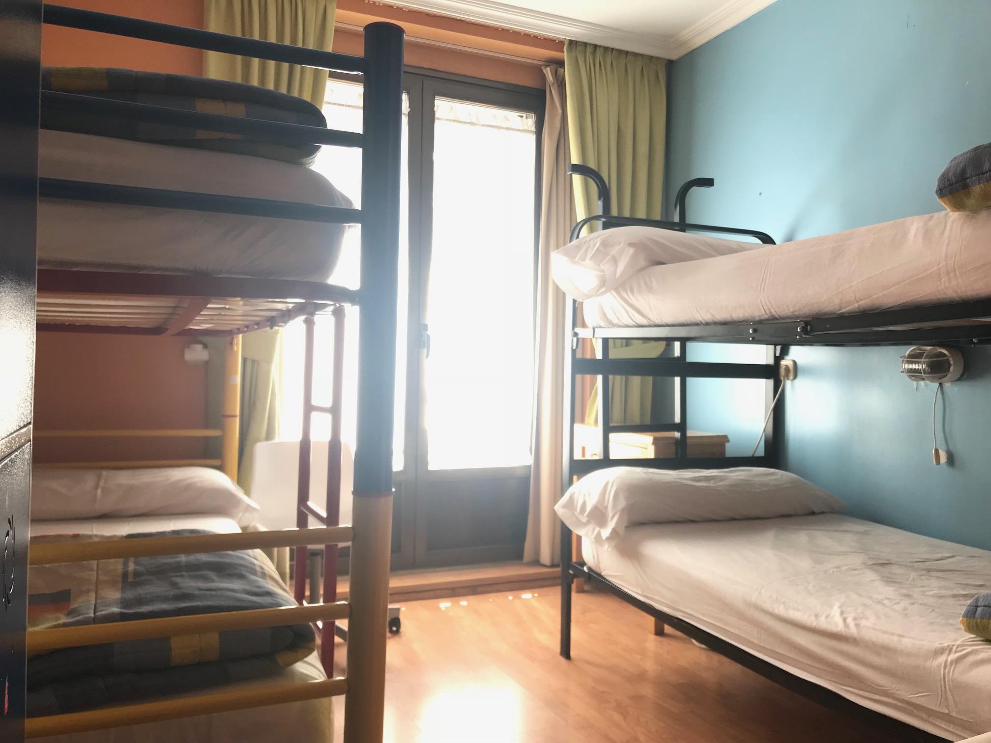 Rc Miguel Angel Hostel Madrid Buitenkant foto A typical hostel room