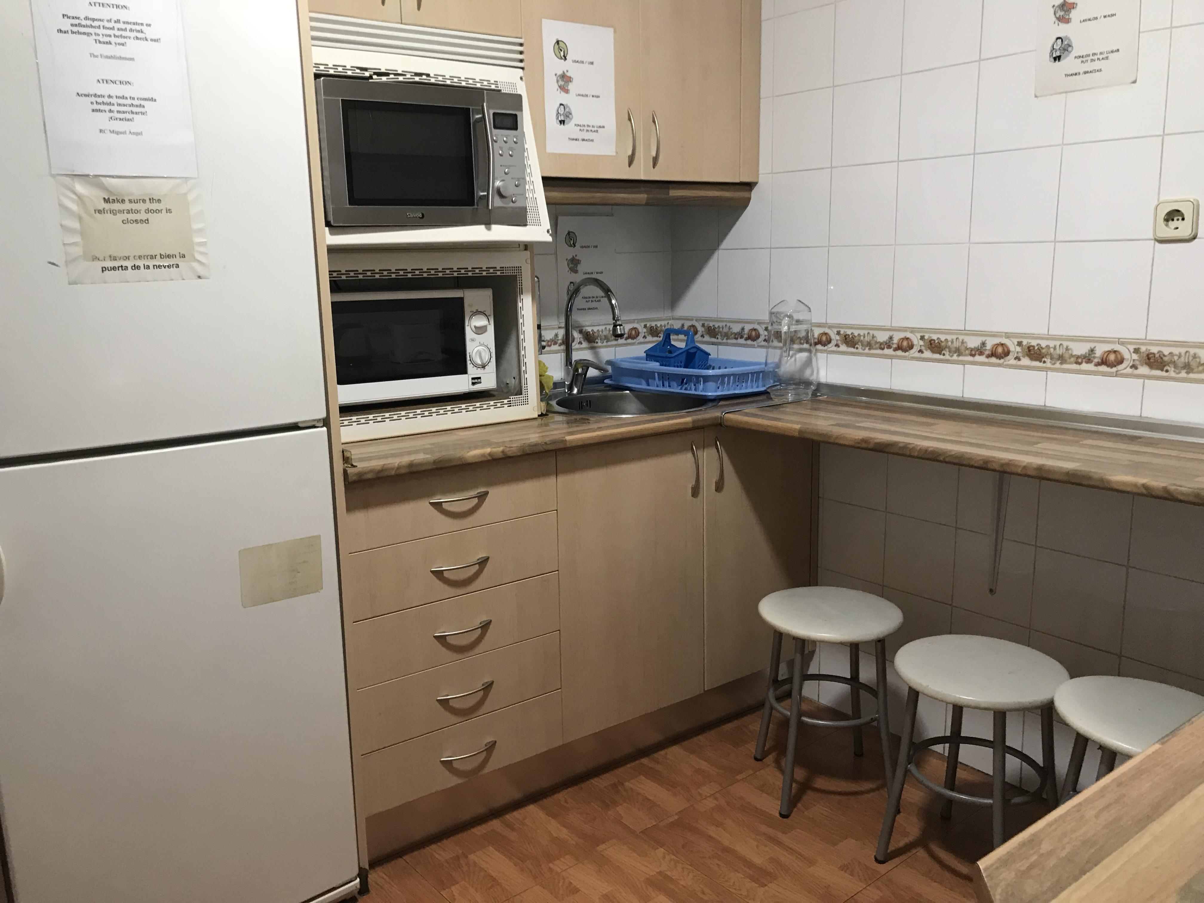 Rc Miguel Angel Hostel Madrid Buitenkant foto A shared kitchen at a hostel