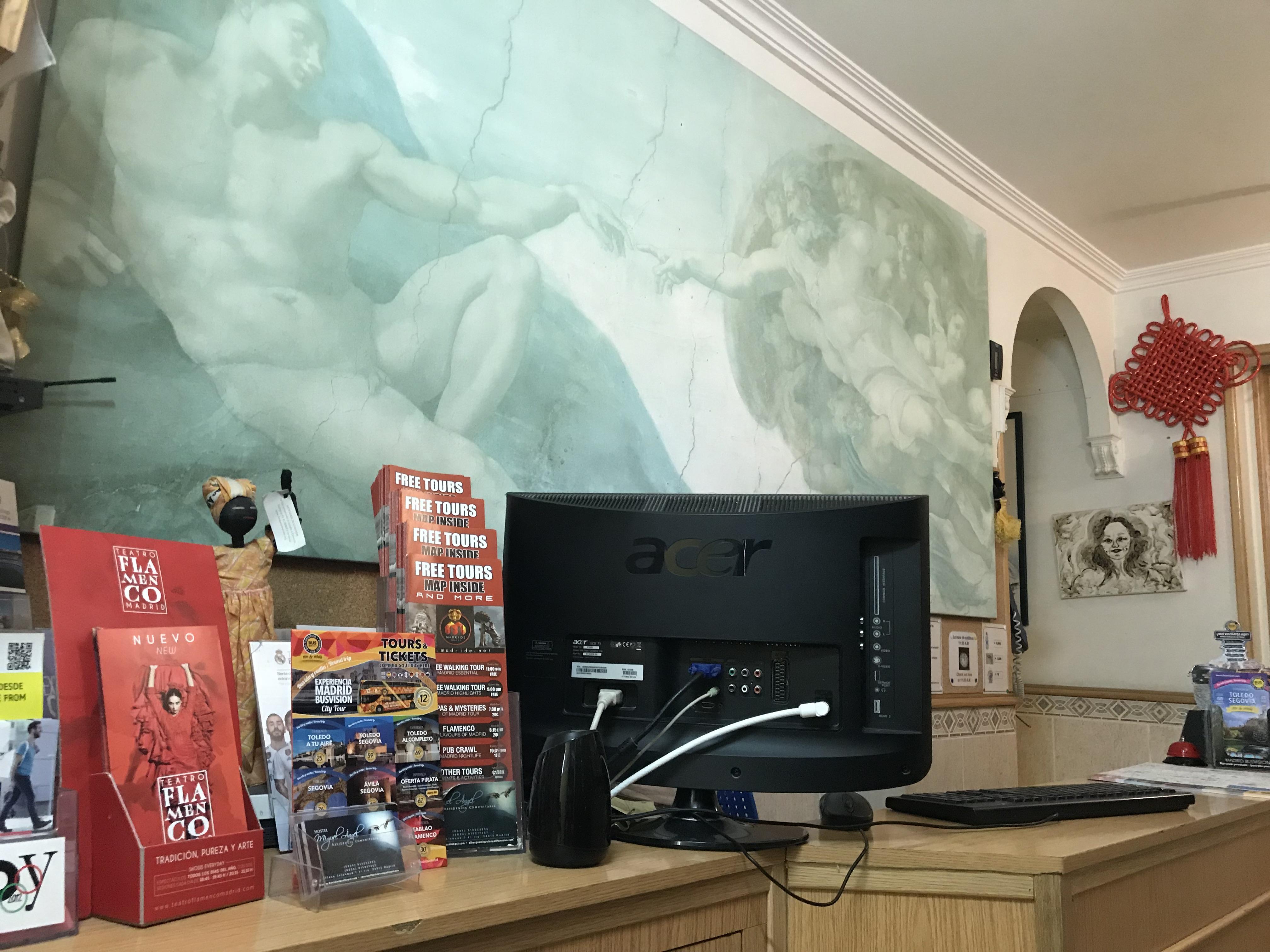 Rc Miguel Angel Hostel Madrid Buitenkant foto Reception desk at the museum