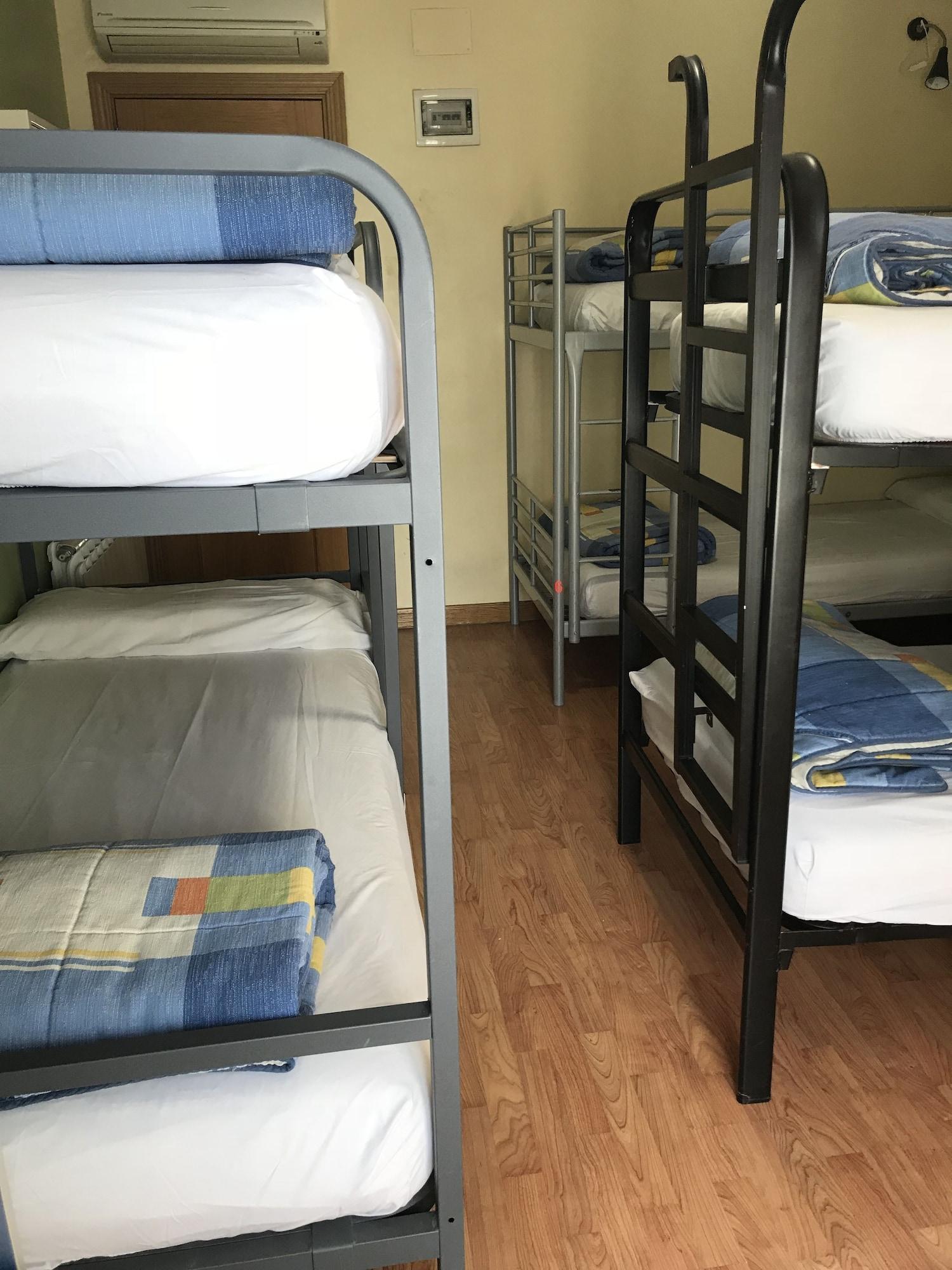Rc Miguel Angel Hostel Madrid Buitenkant foto A typical hostel room