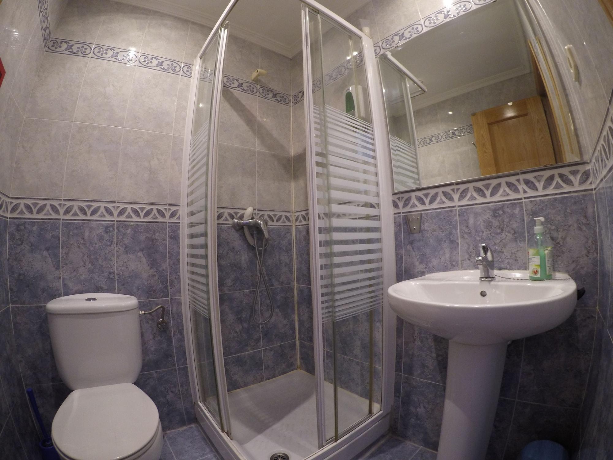 Rc Miguel Angel Hostel Madrid Buitenkant foto A shower cubicle