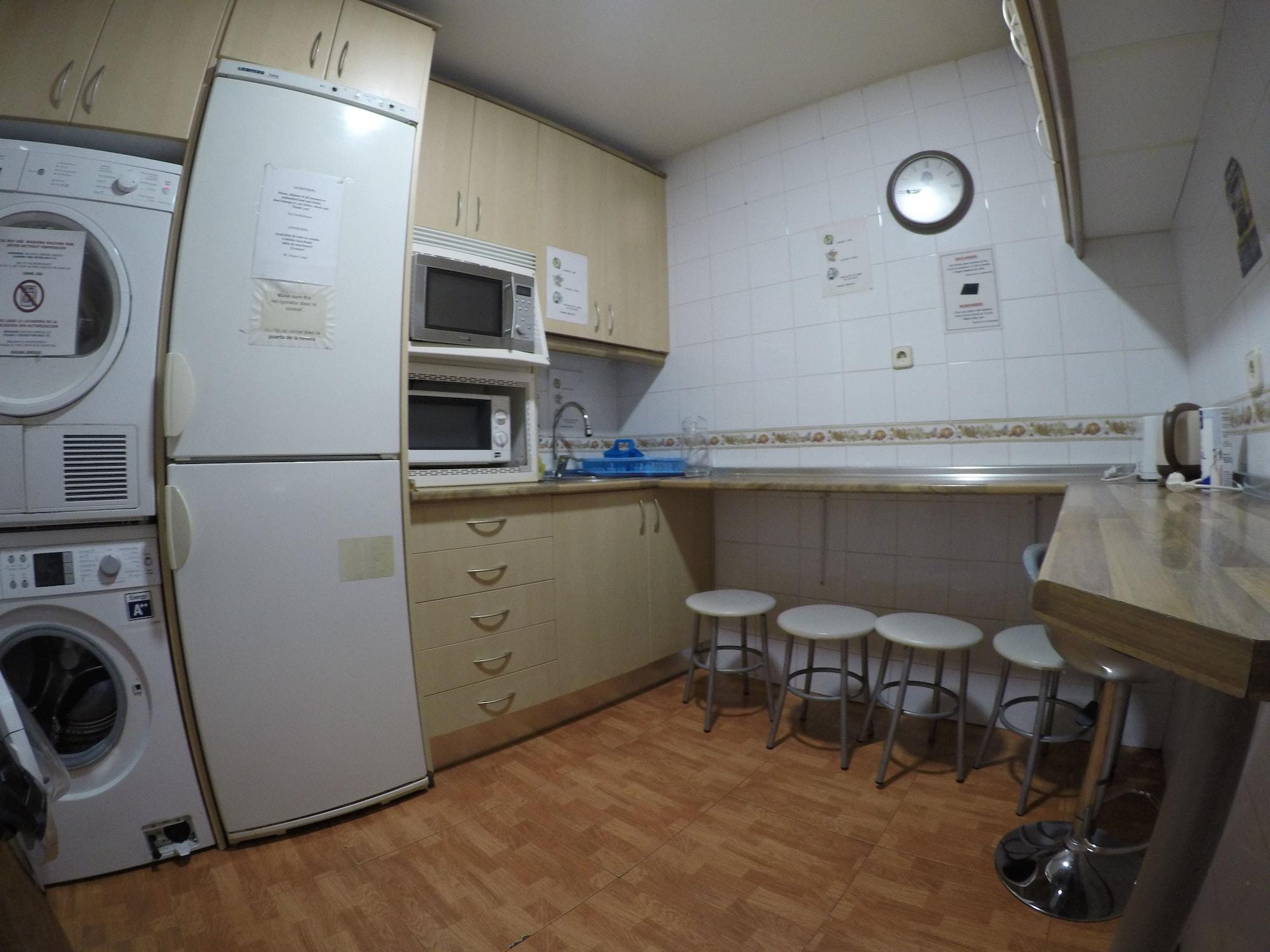 Rc Miguel Angel Hostel Madrid Buitenkant foto A typical kitchen in a hostel