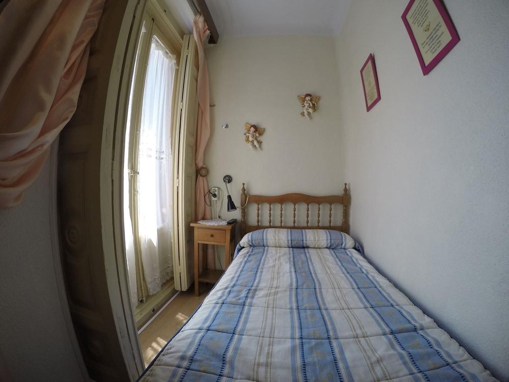 Rc Miguel Angel Hostel Madrid Buitenkant foto A single bed