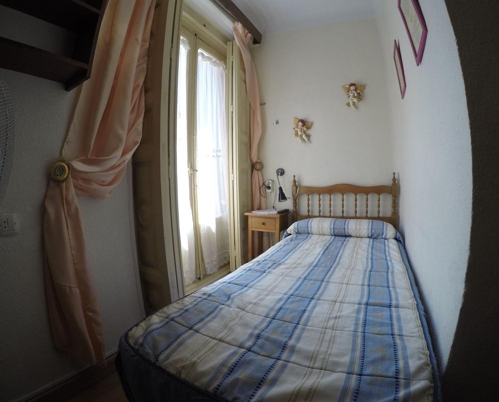 Rc Miguel Angel Hostel Madrid Buitenkant foto A single room in a Spanish hostel