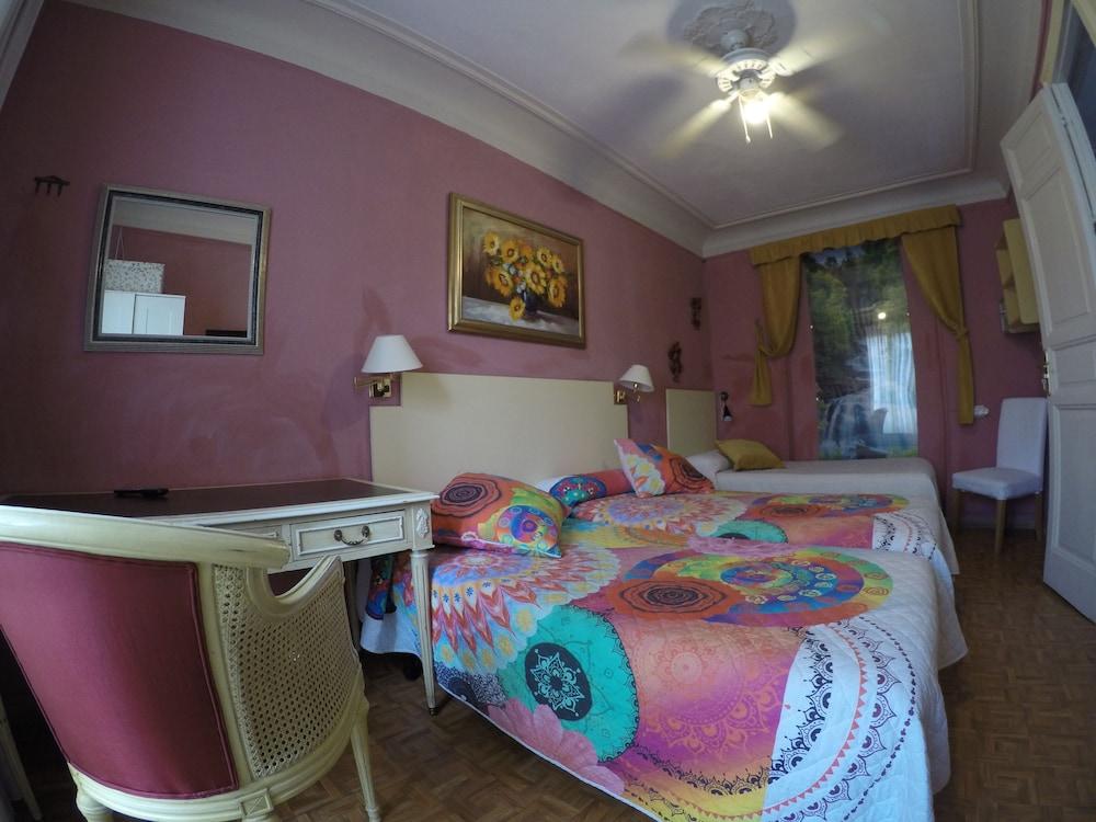 Rc Miguel Angel Hostel Madrid Buitenkant foto A room at the hotel
