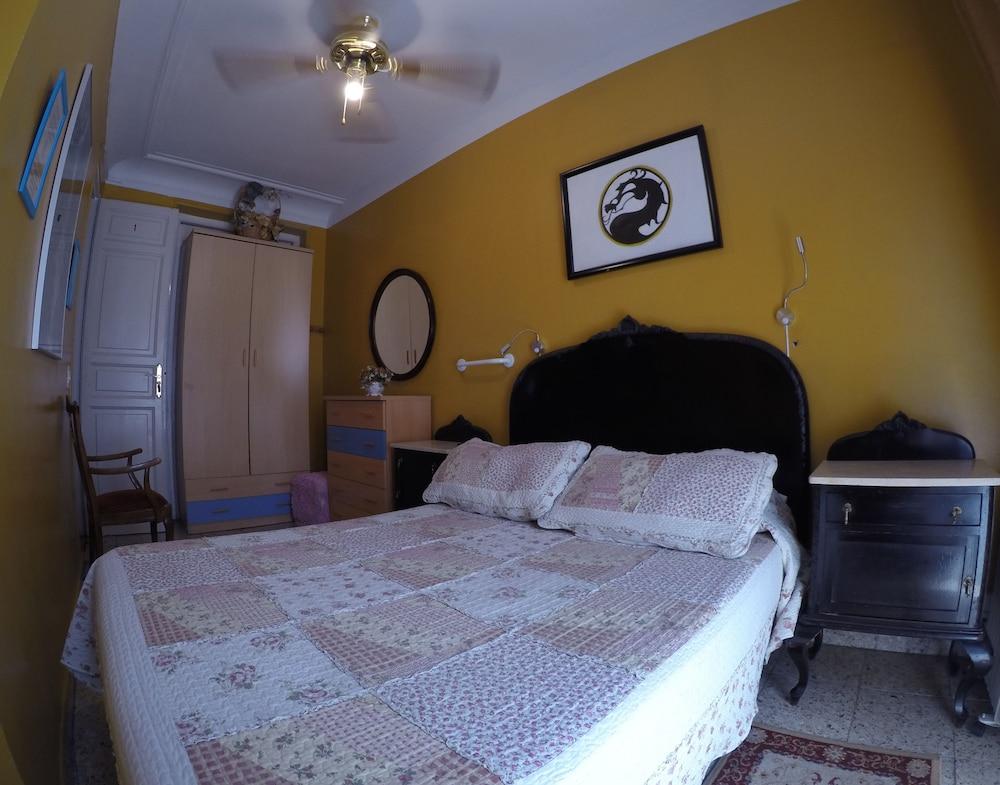 Rc Miguel Angel Hostel Madrid Buitenkant foto A bedroom