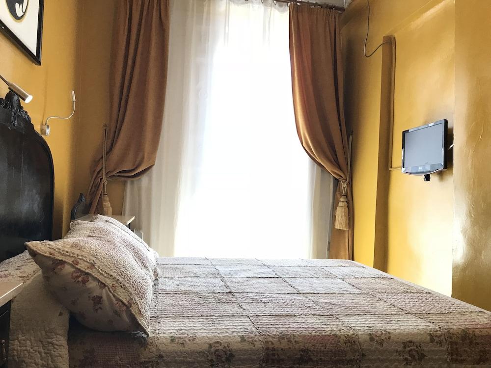 Rc Miguel Angel Hostel Madrid Buitenkant foto A room at the hotel