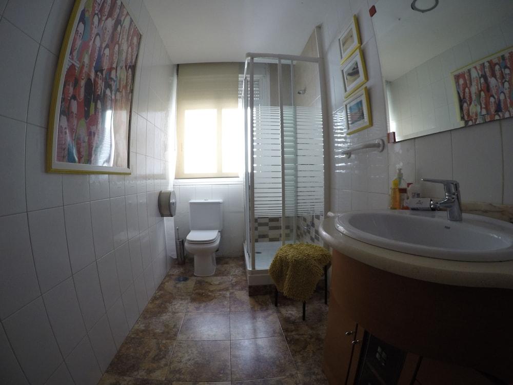 Rc Miguel Angel Hostel Madrid Buitenkant foto Bathroom with shower enclosure