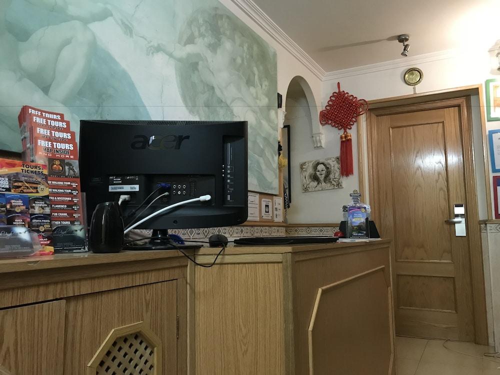 Rc Miguel Angel Hostel Madrid Buitenkant foto Reception desk at the hotel
