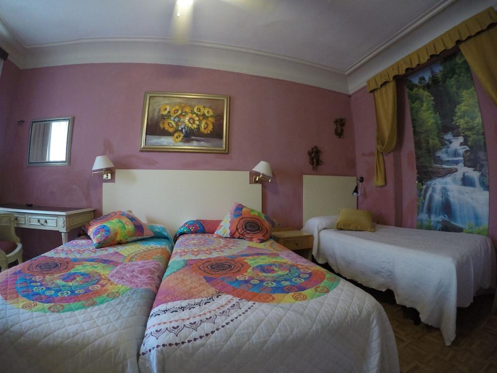 Rc Miguel Angel Hostel Madrid Buitenkant foto A room at the hotel