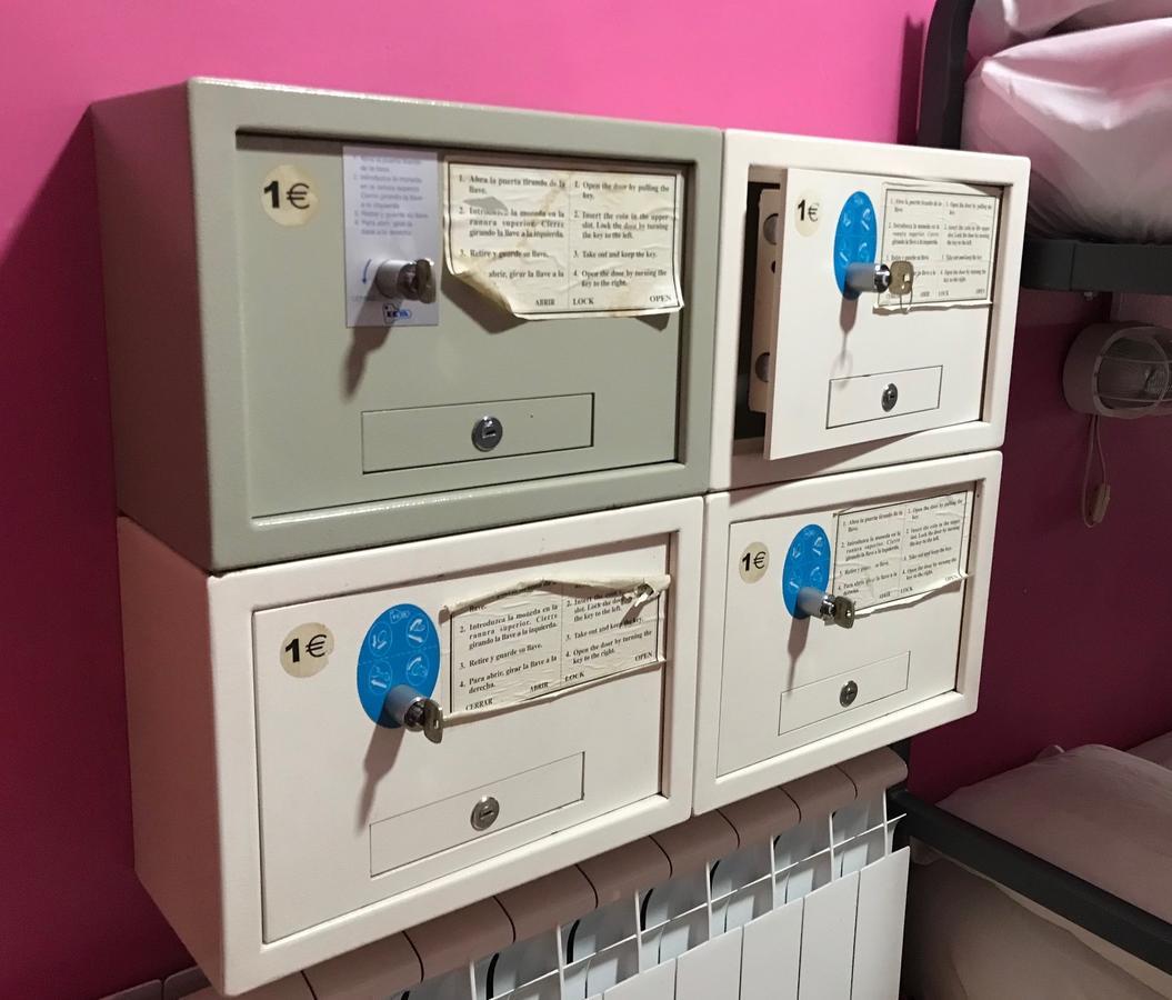 Rc Miguel Angel Hostel Madrid Buitenkant foto Private mailboxes in a French post office