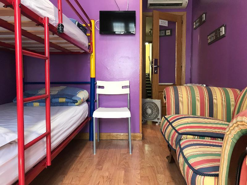 Rc Miguel Angel Hostel Madrid Buitenkant foto Hostel room in Madrid, Spain