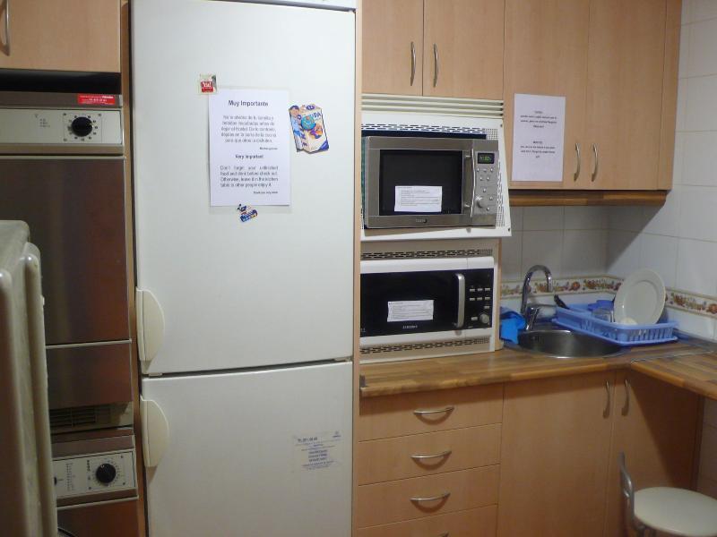 Rc Miguel Angel Hostel Madrid Buitenkant foto A typical kitchen in a hostel